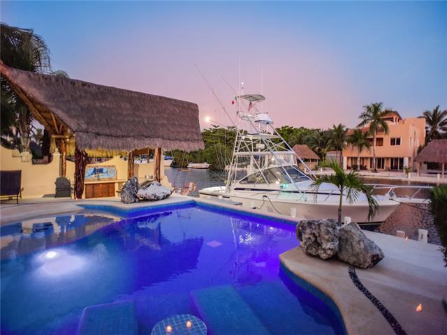 Villa with yacht for rent on Riviera Maya  in Puerto Aventuras