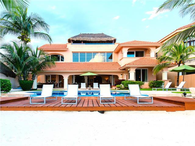 Luxury family villa on the beach for rent in Puerto Aventuras