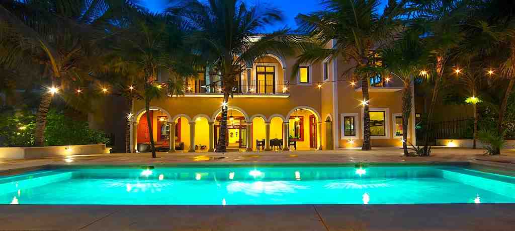 The luxury villa on the beach for rent in Puerto Aventuras